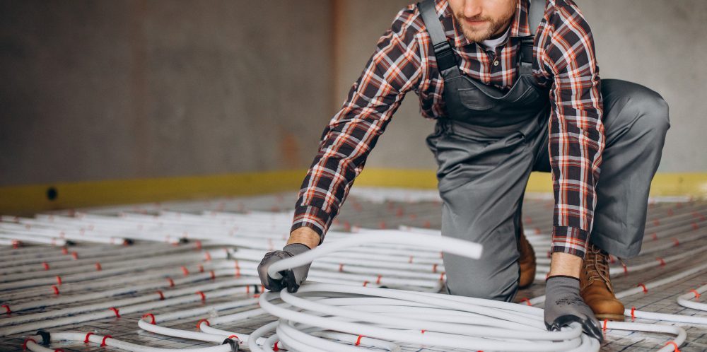profesional instalando suelo radiante en una reforma